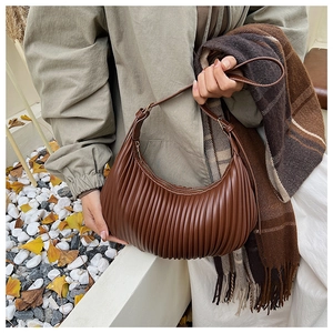 Détails du sac demi-lune plissé marron foncé avec texture côtelée et bandoulière en cuir