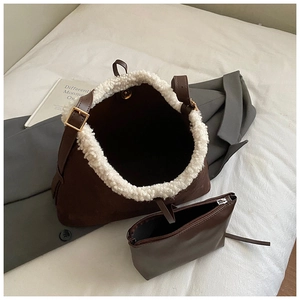 Detailaufnahme der braunen Wildleder-Beuteltasche mit Lammfellbesatz und Innentasche