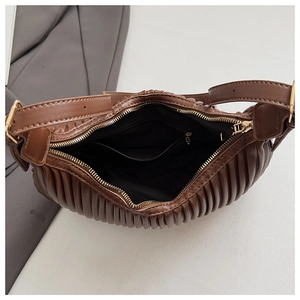 Vue intérieure du sac croissant plissé marron avec doublure noire et poche zippée