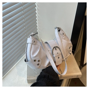 Détail de la texture croco blanc avec rivets argentés sur ce sac à main tendance
