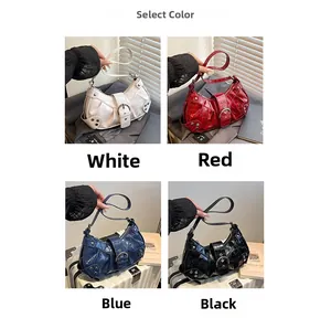 Sacs à main motif crocodile en blanc, rouge, bleu et noir avec détails cloutés chic