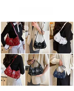 Vues détaillées des sacs de moto à motif crocodile en rouge, noir, blanc et bleu marine