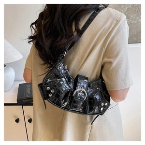 Détails du sac croissant noir effet crocodile avec boucles argentées et rivets métalliques