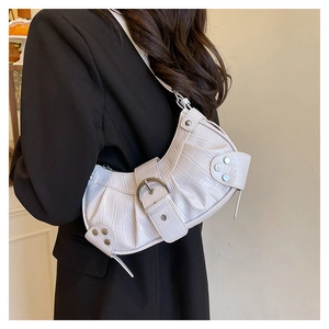 Détails du sac à bandoulière blanc motif crocodile avec boucles et rivets argentés