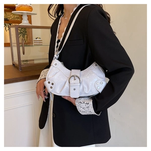 Détail du sac demi-lune blanc motif crocodile avec rivets argentés au style Y2K
