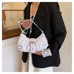 Détail du sac demi-lune blanc à motif crocodile avec boucles et rivets argentés