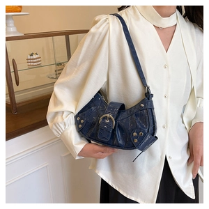 Détail du sac à bandoulière bleu foncé imitation crocodile avec rivets vintage
