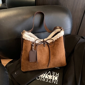 Minimalistische braune Wildledertasche mit Fleece-Besatz und dekorativer Lederschleife