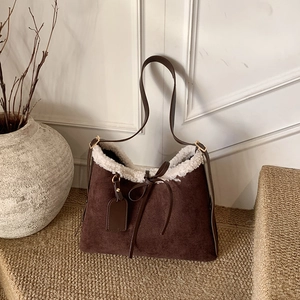 Braune Schultertasche aus Wildleder mit Lammfellimitat-Besatz und Dekoschleife