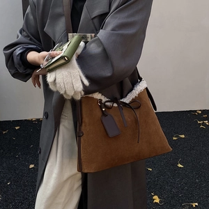 Braune Wildleder-Schultertasche mit Lammfellbesatz und Schleife für den Winter