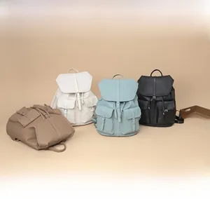 Dettaglio zaino in pelle PU a grana mostrante le varianti kaki, bianco, blu e nero