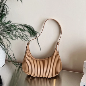Sac hobo beige à plis verticaux avec un design minimaliste en demi-cercle pour femmes