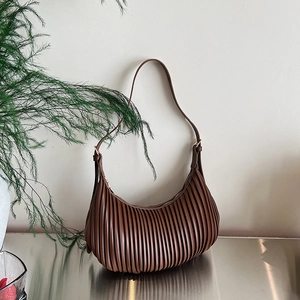 Sac à bandoulière croissant plissé marron pour femmes avec texture rayée verticale