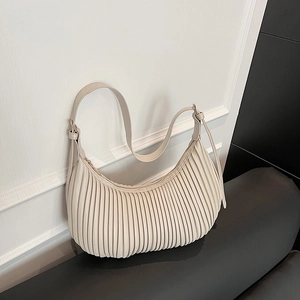 Sac hobo plissé blanc crème chic avec textures verticales et boucles dorées