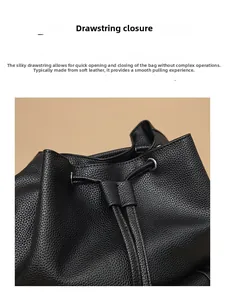 Dettaglio di zaino in pelle nera con trama a grana di litchi e chiusura a coulisse