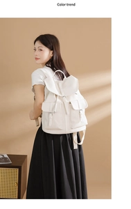 Dettaglio dello zaino in pelle bianca con grana litchi, fibbie in metallo e tasche
