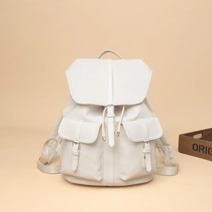 Zaino minimalista in pelle PU bianca a grana di litchi con chiusura a patta e coulisse