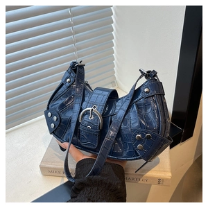 Sac hobo bleu foncé motif crocodile avec rivets argentés et boucle en métal
