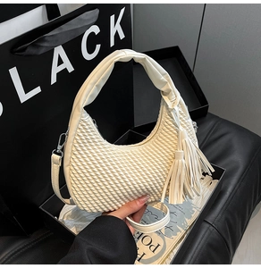 Dettaglio della borsa hobo con trama plissettata trapuntata ed elegante nappina in pelle
