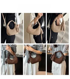 Borsa hobo trapuntata con nappa e tracolla regolabile nei colori beige e caffè