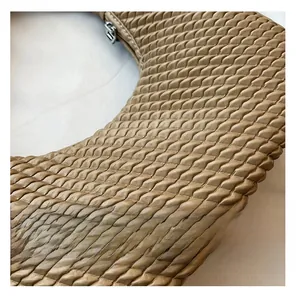Dettaglio borsa in pelle color cammello con trama intrecciata e cerniera in metallo argento