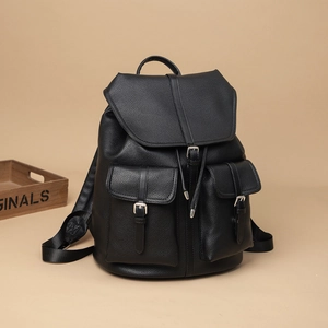 Zaino in pelle nera martellata con chiusura a coulisse e due tasche anteriori chic
