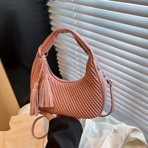 Borsa a mano a mezzaluna rosa intrecciata con nappa e tracolla regolabile