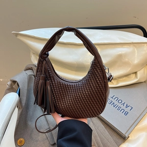 Borsa hobo marrone intrecciata con nappe e forma a mezzaluna per uno stile elegante