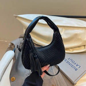 Borsa a mano a mezzaluna intrecciata nera con nappe e tracolla regolabile