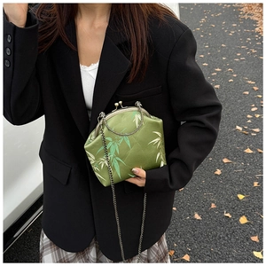 Détail du sac à main en soie verte avec motif de bambou et fermoir vintage en métal