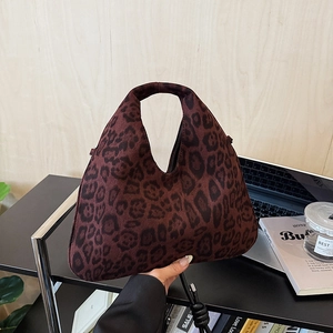 Retro leopard print tote bag with a minimalist triangular design for women