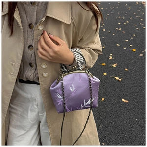 Détail du sac coquillage en satin violet avec motif bambou et fermoir en bronze