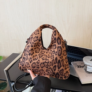 Chic leopard print handbag with curved handle and shoulder strap for autumn commute