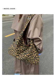 Detailed view of the leopard print tote bag with wide shoulder strap and metal rings