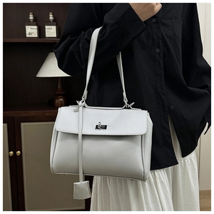 Close-up of light grey leather bucket bag with metal twist lock and荔枝纹 texture