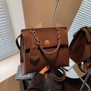 Sac cabas vintage en cuir marron avec chaîne dorée et design carré rétro élégant