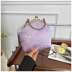 Vue détaillée du sac en soie lavande avec motif bambou et poignée en métal rétro