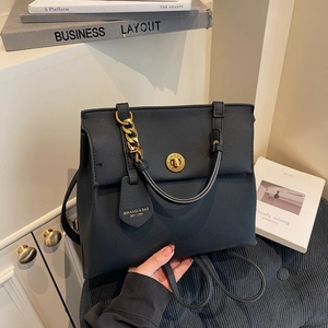 Sac à main noir chic à motif litchi avec chaîne dorée et design structuré