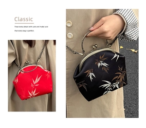 Détails de broderie de bambou sur sacs à fermoir vintage en satin rouge et noir