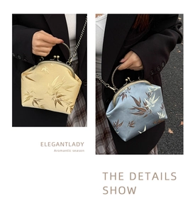 Détails du sac coquillage vintage avec broderie de bambou et poignées en métal