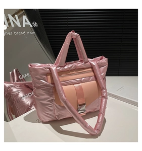 Détail du sac cabas rose matelassé aspect duvet avec boucle en métal argenté brillant