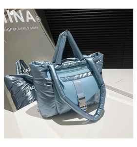 Détail du sac fourre-tout matelassé bleu clair métallisé avec boucle argentée élégante