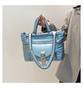 Détail du sac à main matelassé bleu clair avec fini métallique et poche à boucle chic