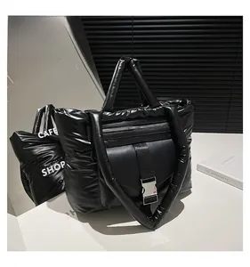 Détail du sac cabas matelassé noir avec boucle métallique et texture brillante