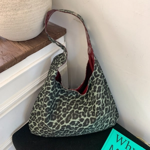 Leopard print large capacity hobo bag with contrast burgundy lining and magnetic closure