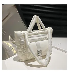 Détail du sac cabas en duvet blanc brillant avec fermeture éclair et boucle métallique