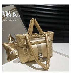 Détail du sac cabas matelassé doré champagne avec éclat métallique et boucle fonctionnelle