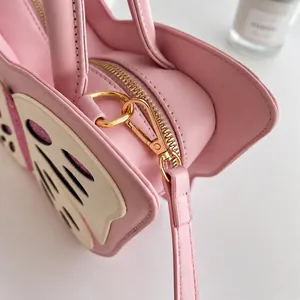 Detalle del gancho metálico dorado y cremallera de alta calidad en el bolso rosa