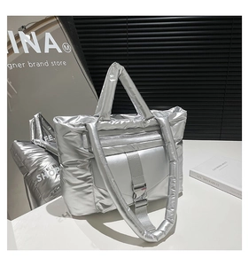 Détail du sac cabas matelassé argenté métallisé avec texture gonflée et poche à boucle