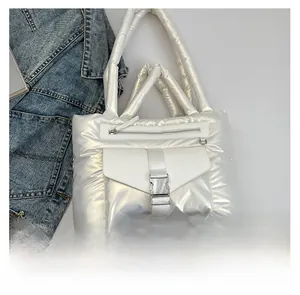 Détail du sac cabas rembourré blanc métallisé avec boucle argentée et surpiqûres